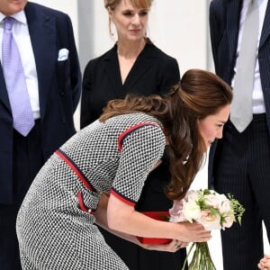 La duchesse Catherine de Cambridge, superbe dans une nouvelle robe Gucci, recevant un bouquet de la part de la petite Lydia Hunt le 29 juin 2017 lors de l'inauguration d'une nouvelle aile du Victoria and Albert Museum, dans le quartier de South Kensington à Londres.