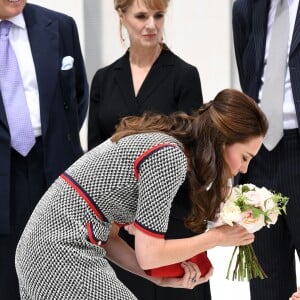 La duchesse Catherine de Cambridge, superbe dans une nouvelle robe Gucci, recevant un bouquet de la part de la petite Lydia Hunt le 29 juin 2017 lors de l'inauguration d'une nouvelle aile du Victoria and Albert Museum, dans le quartier de South Kensington à Londres.