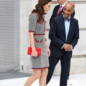 La duchesse Catherine de Cambridge, superbe dans une nouvelle robe Gucci, inaugurait le 29 juin 2017 une nouvelle aile du Victoria and Albert Museum, dans le quartier de South Kensington à Londres.