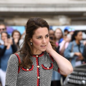 La duchesse Catherine de Cambridge, superbe dans une nouvelle robe Gucci, inaugurait le 29 juin 2017 une nouvelle aile du Victoria and Albert Museum, dans le quartier de South Kensington à Londres.