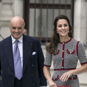 La duchesse Catherine de Cambridge, portant une nouvelle robe Gucci, au musée d'art Victoria and Albert Museum le 29 juin 2017 pour l'inauguration d'une nouvelle aile, dans le quartier de South Kensington à Londres.