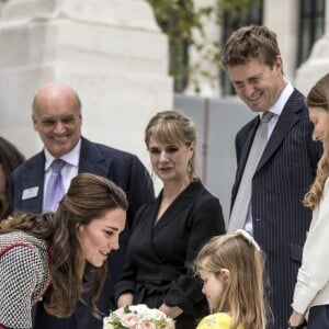 La duchesse Catherine de Cambridge, portant une nouvelle robe Gucci, au musée d'art Victoria and Albert Museum le 29 juin 2017 pour l'inauguration d'une nouvelle aile, dans le quartier de South Kensington à Londres.