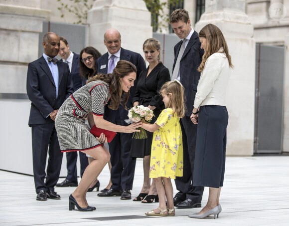 La duchesse Catherine de Cambridge, portant une nouvelle robe Gucci, au musée d'art Victoria and Albert Museum le 29 juin 2017 pour l'inauguration d'une nouvelle aile, dans le quartier de South Kensington à Londres.