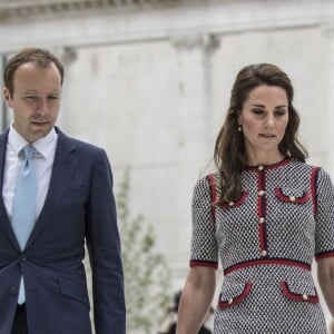 La duchesse Catherine de Cambridge, portant une nouvelle robe Gucci, au musée d'art Victoria and Albert Museum le 29 juin 2017 pour l'inauguration d'une nouvelle aile, dans le quartier de South Kensington à Londres.