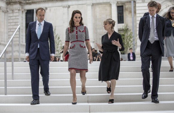 La duchesse Catherine de Cambridge, portant une nouvelle robe Gucci, au musée d'art Victoria and Albert Museum le 29 juin 2017 pour l'inauguration d'une nouvelle aile, dans le quartier de South Kensington à Londres.