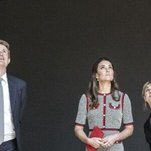 La duchesse Catherine de Cambridge, portant une nouvelle robe Gucci, au musée d'art Victoria and Albert Museum le 29 juin 2017 pour l'inauguration d'une nouvelle aile, dans le quartier de South Kensington à Londres.