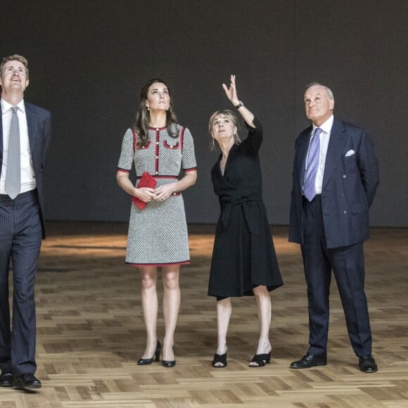 La duchesse Catherine de Cambridge, portant une nouvelle robe Gucci, au musée d'art Victoria and Albert Museum le 29 juin 2017 pour l'inauguration d'une nouvelle aile, dans le quartier de South Kensington à Londres.