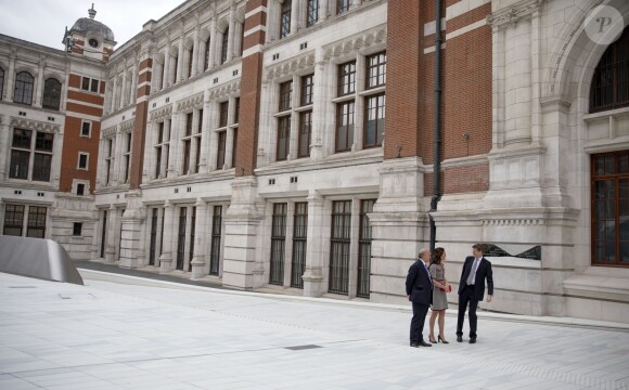 La duchesse Catherine de Cambridge, portant une nouvelle robe Gucci, au musée d'art Victoria and Albert Museum le 29 juin 2017 pour l'inauguration d'une nouvelle aile, dans le quartier de South Kensington à Londres.