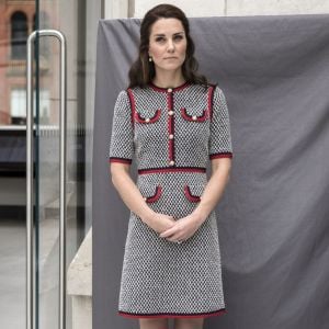 La duchesse Catherine de Cambridge, portant une nouvelle robe Gucci, au musée d'art Victoria and Albert Museum le 29 juin 2017 pour l'inauguration d'une nouvelle aile, dans le quartier de South Kensington à Londres.