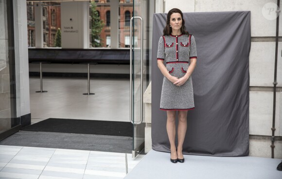 La duchesse Catherine de Cambridge, portant une nouvelle robe Gucci, au musée d'art Victoria and Albert Museum le 29 juin 2017 pour l'inauguration d'une nouvelle aile, dans le quartier de South Kensington à Londres.