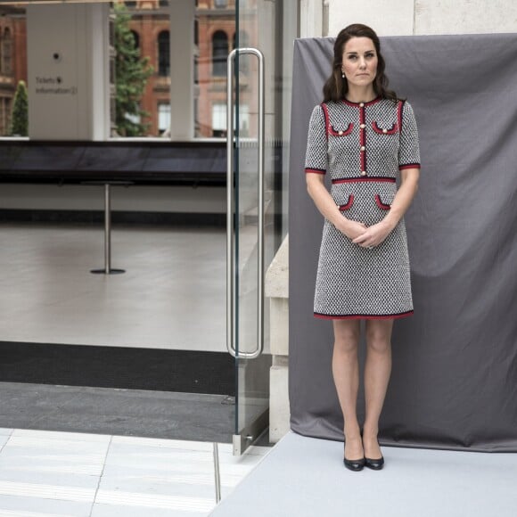 La duchesse Catherine de Cambridge, portant une nouvelle robe Gucci, au musée d'art Victoria and Albert Museum le 29 juin 2017 pour l'inauguration d'une nouvelle aile, dans le quartier de South Kensington à Londres.