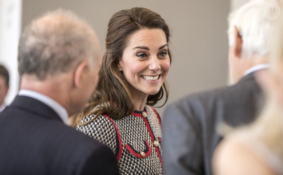 La duchesse Catherine de Cambridge, portant une nouvelle robe Gucci, au musée d'art Victoria and Albert Museum le 29 juin 2017 pour l'inauguration d'une nouvelle aile, dans le quartier de South Kensington à Londres.