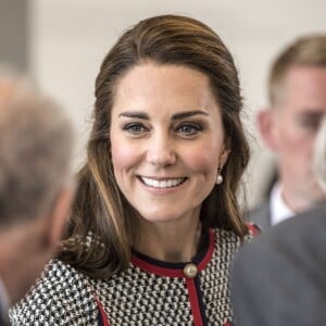 La duchesse Catherine de Cambridge, portant une nouvelle robe Gucci, au musée d'art Victoria and Albert Museum le 29 juin 2017 pour l'inauguration d'une nouvelle aile, dans le quartier de South Kensington à Londres.