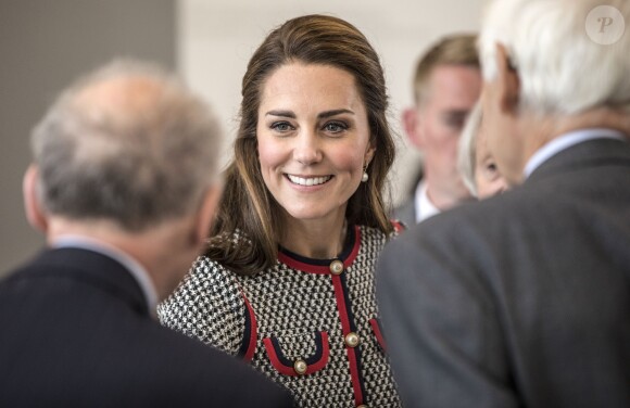 La duchesse Catherine de Cambridge, portant une nouvelle robe Gucci, au musée d'art Victoria and Albert Museum le 29 juin 2017 pour l'inauguration d'une nouvelle aile, dans le quartier de South Kensington à Londres.