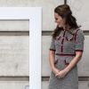 La duchesse Catherine de Cambridge, portant une nouvelle robe Gucci, au musée d'art Victoria and Albert Museum le 29 juin 2017 pour l'inauguration d'une nouvelle aile, dans le quartier de South Kensington à Londres.