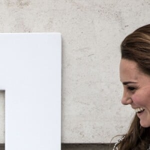 La duchesse Catherine de Cambridge, portant une nouvelle robe Gucci, au musée d'art Victoria and Albert Museum le 29 juin 2017 pour l'inauguration d'une nouvelle aile, dans le quartier de South Kensington à Londres.