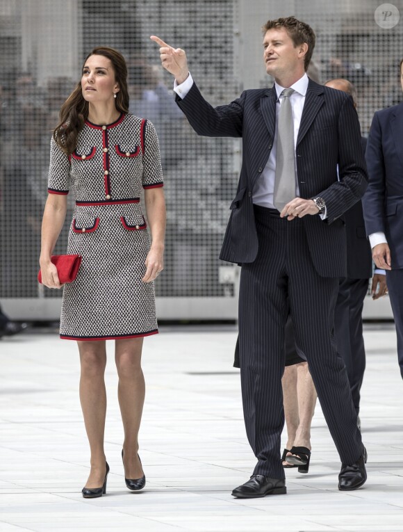 La duchesse Catherine de Cambridge, portant une nouvelle robe Gucci, au musée d'art Victoria and Albert Museum le 29 juin 2017 pour l'inauguration d'une nouvelle aile, dans le quartier de South Kensington à Londres.