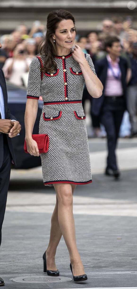 La duchesse Catherine de Cambridge, portant une nouvelle robe Gucci, au musée d'art Victoria and Albert Museum le 29 juin 2017 pour l'inauguration d'une nouvelle aile, dans le quartier de South Kensington à Londres.