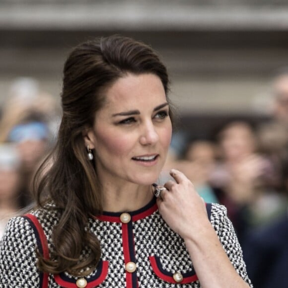 La duchesse Catherine de Cambridge, portant une nouvelle robe Gucci, au musée d'art Victoria and Albert Museum le 29 juin 2017 pour l'inauguration d'une nouvelle aile, dans le quartier de South Kensington à Londres.