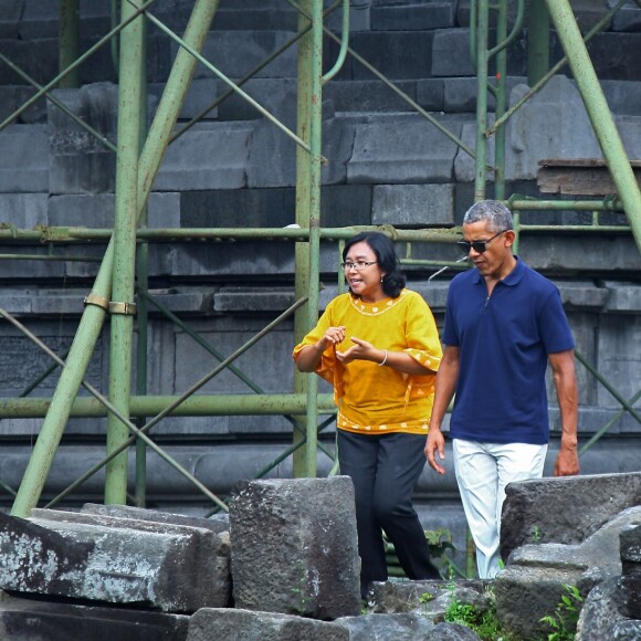 Barack Obama visite le temple Prambanan, en Indonésie, le 29 juin 2017