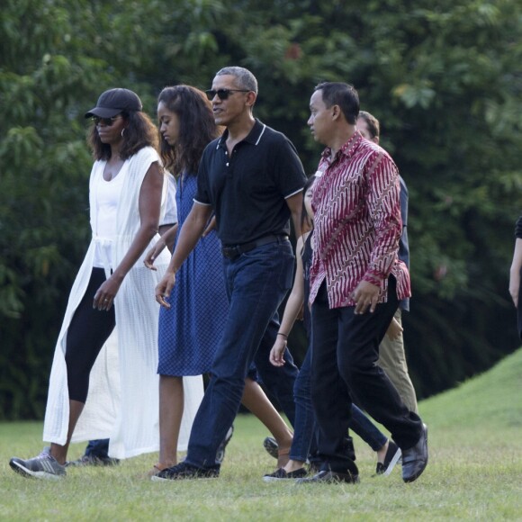 Barack Obama avec ses filles Malia et Sasha, au temple Borobudur, le 28 juin 2017