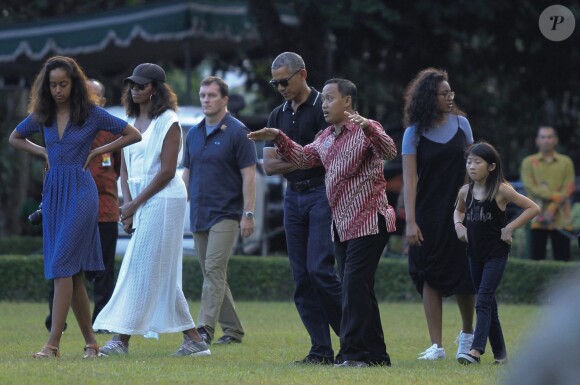 Barack Obama avec ses filles Malia et Sasha, et sa femme Michelle, au temple Borobudur, le 28 juin 2017