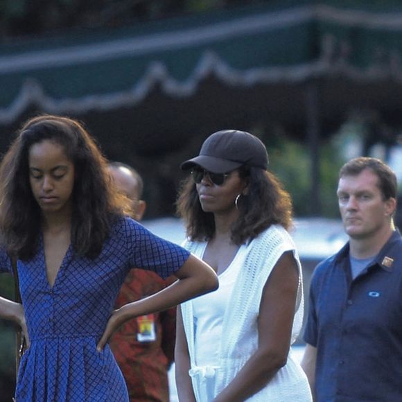 Barack Obama avec ses filles Malia et Sasha, et sa femme Michelle, au temple Borobudur, le 28 juin 2017