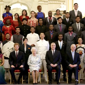 La reine Elizabeth II, le prince Harry, le prince Andrew et l'ancien Premier ministre Sir John Major posant avec les soixante lauréats des Queen's Young Leaders Awards au palais de Buckingham le 29 juin 2017.