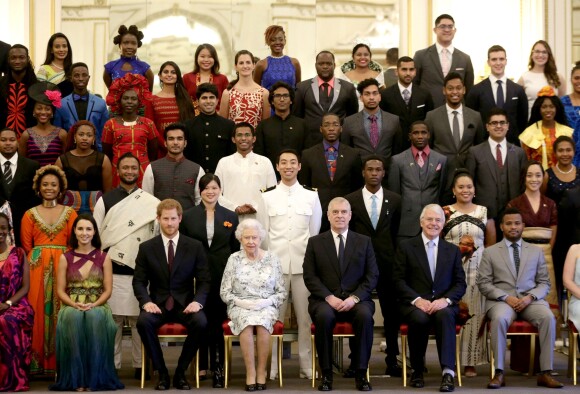 La reine Elizabeth II, le prince Harry, le prince Andrew et l'ancien Premier ministre Sir John Major posant avec les soixante lauréats des Queen's Young Leaders Awards au palais de Buckingham le 29 juin 2017.