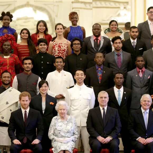 La reine Elizabeth II, le prince Harry, le prince Andrew et l'ancien Premier ministre Sir John Major posant avec les soixante lauréats des Queen's Young Leaders Awards au palais de Buckingham le 29 juin 2017.