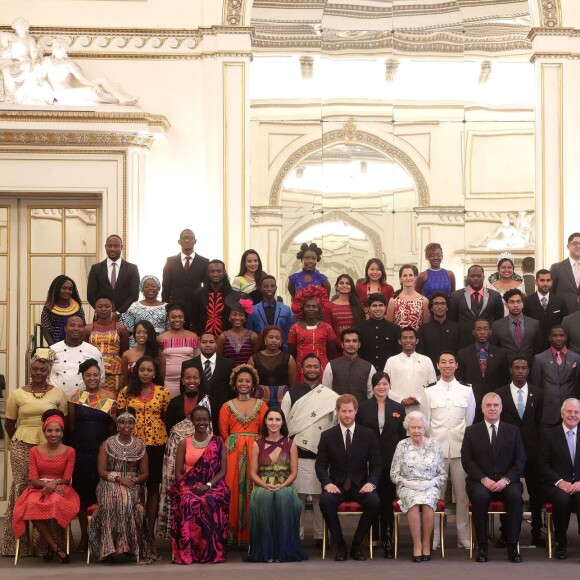 La reine Elizabeth II, le prince Harry, le prince Andrew et l'ancien Premier ministre Sir John Major posant avec les soixante lauréats des Queen's Young Leaders Awards au palais de Buckingham le 29 juin 2017.