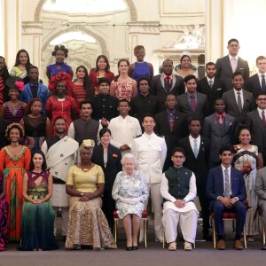 La reine Elizabeth II posant avec les soixante lauréats des Queen's Young Leaders Awards au palais de Buckingham le 29 juin 2017.