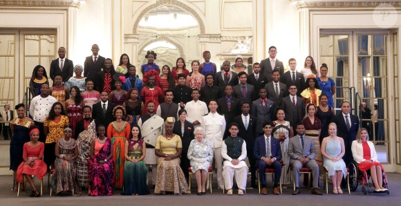 La reine Elizabeth II posant avec les soixante lauréats des Queen's Young Leaders Awards au palais de Buckingham le 29 juin 2017.