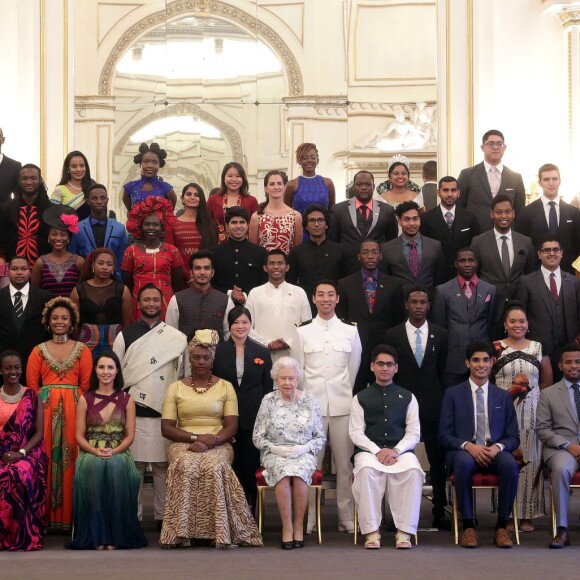 La reine Elizabeth II posant avec les soixante lauréats des Queen's Young Leaders Awards au palais de Buckingham le 29 juin 2017.