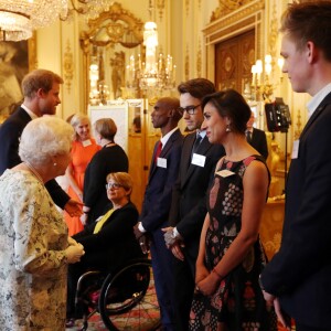 Le prince Harry secondait sa grand-mère la reine Elizabeth II lors de la remise des Queen's Young Leaders Awards au palais de Buckingham le 29 juin 2017.