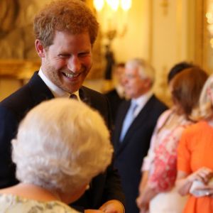 Le prince Harry secondait sa grand-mère la reine Elizabeth II lors de la remise des Queen's Young Leaders Awards au palais de Buckingham le 29 juin 2017.