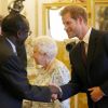 Le prince Harry secondait sa grand-mère la reine Elizabeth II lors de la cérémonie de remise des Queen's Young Leaders Awards au palais de Buckingham le 29 juin 2017.