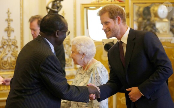 Le prince Harry secondait sa grand-mère la reine Elizabeth II lors de la cérémonie de remise des Queen's Young Leaders Awards au palais de Buckingham le 29 juin 2017.