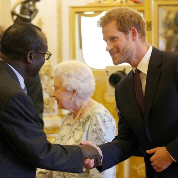 Le prince Harry secondait sa grand-mère la reine Elizabeth II lors de la cérémonie de remise des Queen's Young Leaders Awards au palais de Buckingham le 29 juin 2017.