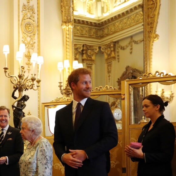 Le prince Harry secondait sa grand-mère la reine Elizabeth II lors de la remise des Queen's Young Leaders Awards au palais de Buckingham le 29 juin 2017.