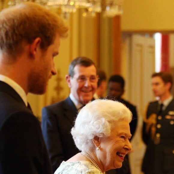 Le prince Harry secondait sa grand-mère la reine Elizabeth II lors de la remise des Queen's Young Leaders Awards au palais de Buckingham le 29 juin 2017.
