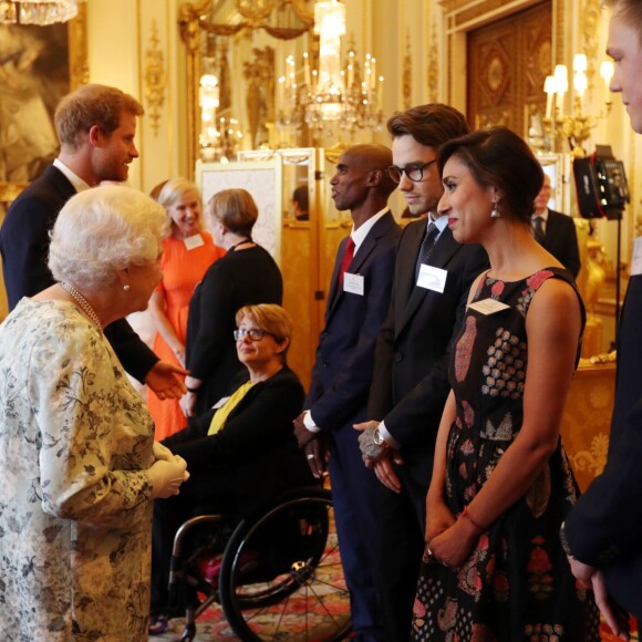 Le prince Harry secondait sa grand-mère la reine Elizabeth II lors de la remise des Queen's Young Leaders Awards au palais de Buckingham le 29 juin 2017.