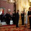 Le prince Harry avec sa grand-mère la reine Elizabeth II lors de la remise des Queen's Young Leaders Awards au palais de Buckingham le 29 juin 2017.