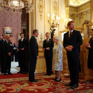 Le prince Harry avec sa grand-mère la reine Elizabeth II lors de la remise des Queen's Young Leaders Awards au palais de Buckingham le 29 juin 2017.