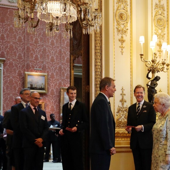 Le prince Harry avec sa grand-mère la reine Elizabeth II lors de la remise des Queen's Young Leaders Awards au palais de Buckingham le 29 juin 2017.