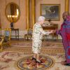 La reine Elizabeth II d'Angleterre reçoit le haut commissaire du Lesotho John Oliphant qui lui remet des lettres de créances lors d'une audience au palais de Buckingham à Londres, le 29 juin 2017.
