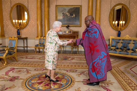 La reine Elizabeth II d'Angleterre reçoit le haut commissaire du Lesotho John Oliphant qui lui remet des lettres de créances lors d'une audience au palais de Buckingham à Londres, le 29 juin 2017.