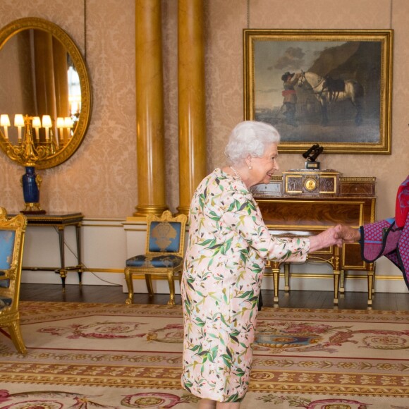 La reine Elizabeth II d'Angleterre reçoit le haut commissaire du Lesotho John Oliphant qui lui remet des lettres de créances lors d'une audience au palais de Buckingham à Londres, le 29 juin 2017.