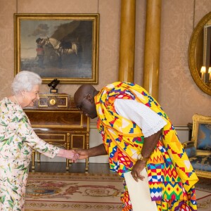 La reine Elizabeth II d'Angleterre reçoit le haut commissaire du Ghana Papa Owusu-Ankomah qui lui remet des lettres de créances lors d'une audience au palais de Buckingham à Londres, le 29 juin 2017.
