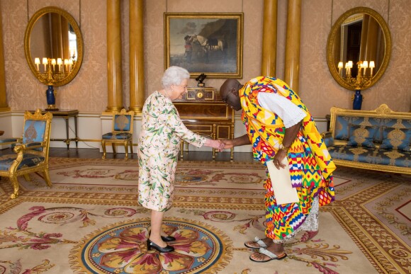 La reine Elizabeth II d'Angleterre reçoit le haut commissaire du Ghana Papa Owusu-Ankomah qui lui remet des lettres de créances lors d'une audience au palais de Buckingham à Londres, le 29 juin 2017.